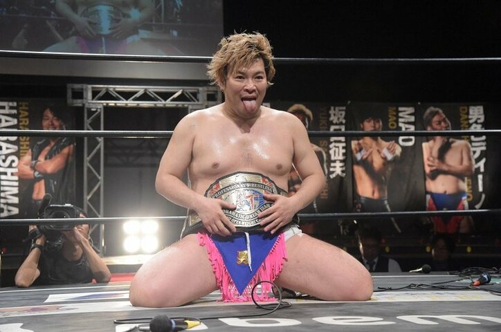 「両国メインでヒドい試合をする」男色ディーノ、衝撃の王座強奪 防衛戦で里村明衣子と対戦へ!