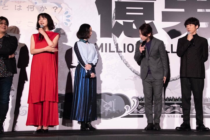 佐藤健&高橋一生、池田エライザのハイヒールに入れた酒を飲み「ありがとうございます」