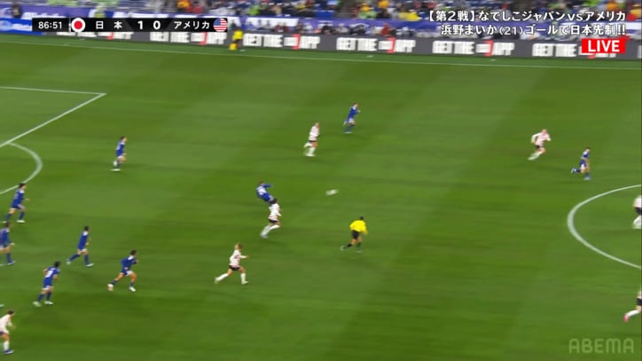 左足でスルーパスを出す長谷川唯