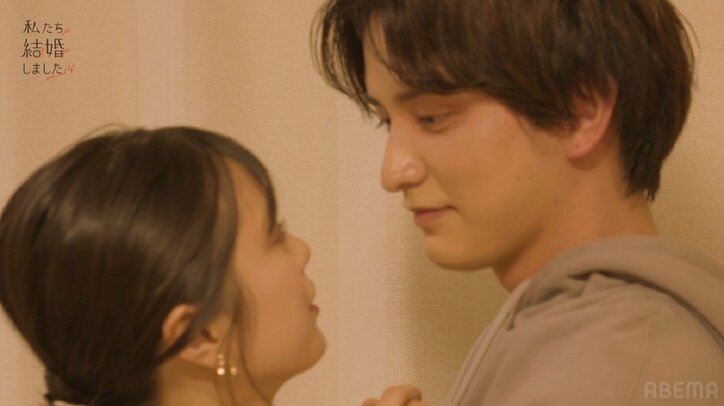 宅飲みでホロ酔いの瀬戸利樹、久保田悠来&貴島明日香の前で妻をグッと抱き寄せ…「愛してるよ」『私たち結婚しました4』第6話