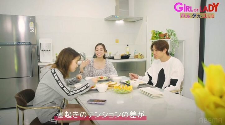 不倫された過去を持つバツイチ美人広報、すっぴん風メイク&胸元ざっくりの部屋着姿で朝ごはんを用意、“疑似奥さん”体験に最年長男子がデレデレ