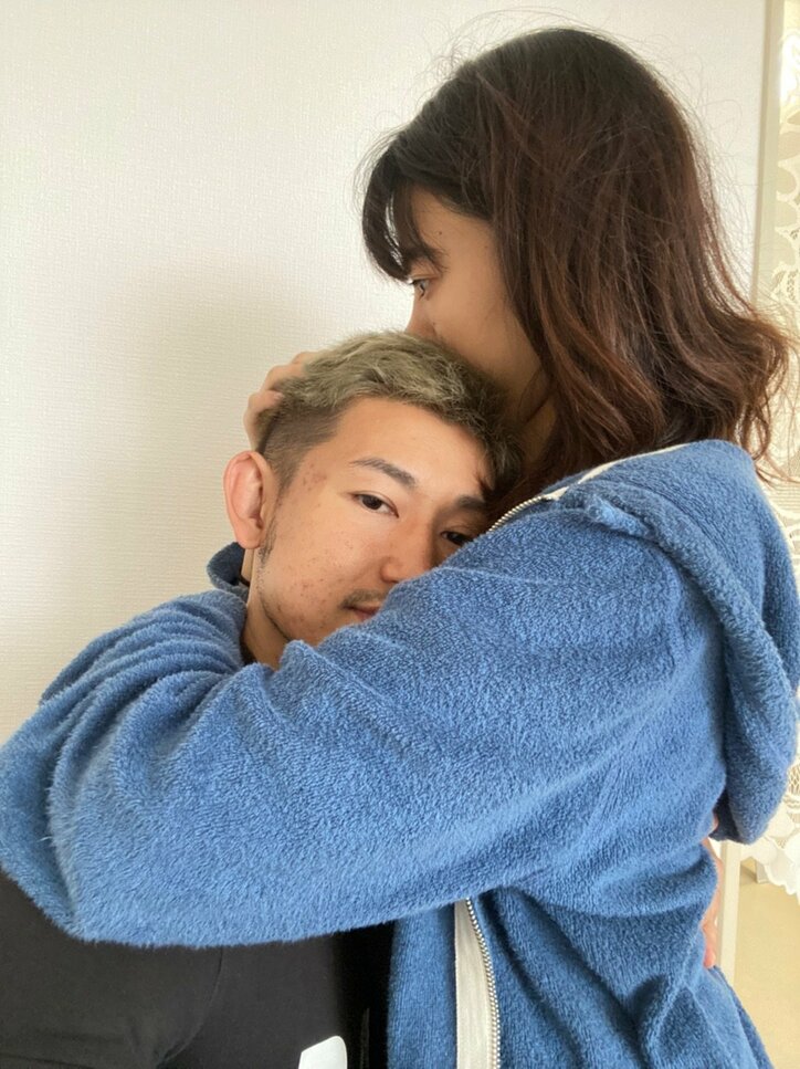 才賀紀左衛門 彼女とのハグショットを公開 その瞬間はホッとして 話題 Abema Times