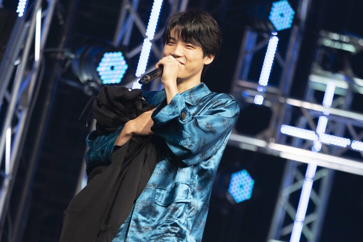 【写真】SHUNTOさんがマイクを持って話している