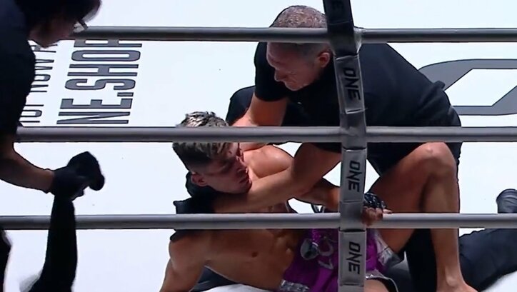 いま何が起こった？ 敗者も呆然自失…超密着状態からの衝撃KO 「これは神業」芸術的エンドの決定的瞬間