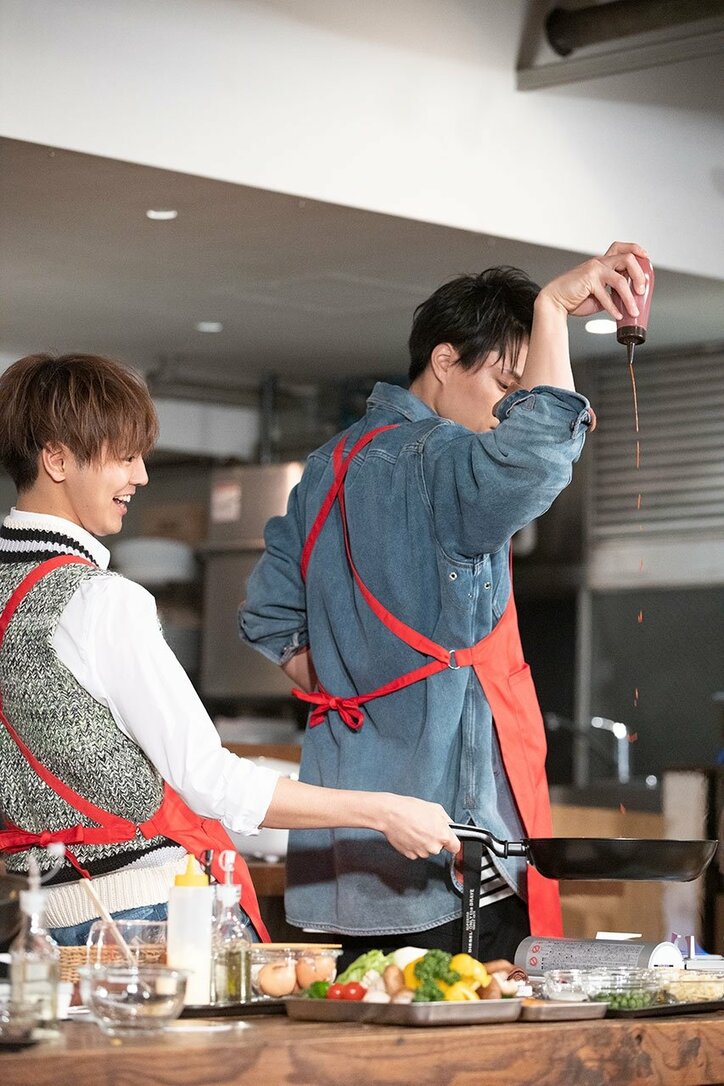 片寄涼太が“もこみち流”のクッキングを披露! 「一度やってみたかった」