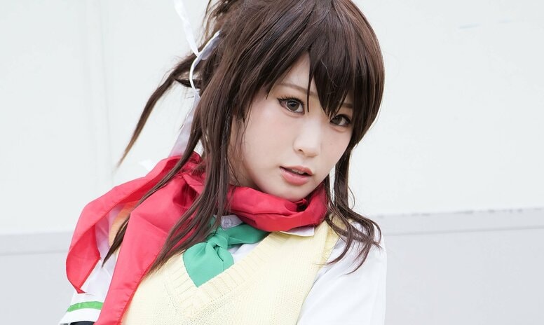 « Une jupe à la longueur limite et des cuisses bien charnues » sont les points forts ! Cosplay dynamique d'Asuka de « Senran Kagura »