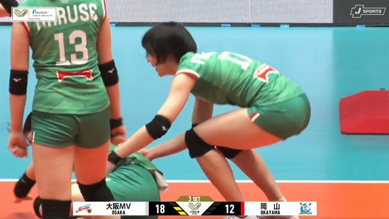 女子バレー、19歳ルーキーが試合中に先輩を“なぎ倒す”「珍光景」歓喜の瞬間での一コマ