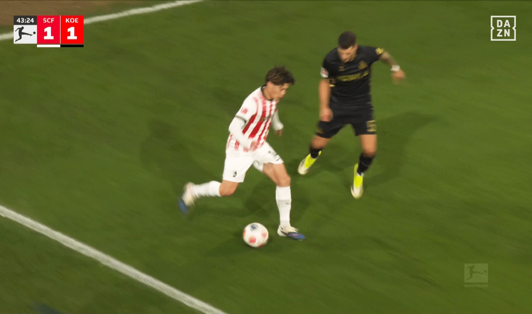 キープから股抜きパスを狙う鈴木唯人