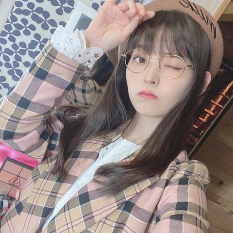 声優 上坂すみれ ベレー帽 丸メガネの知的な秋コーデに絶賛の声 文学少女っぽい 美しいです ニュース Abema Times