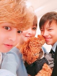 渡辺美奈代、イケメン息子たちとの3ショットが“姉弟みたい”と話題に