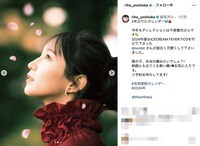 吉岡里帆、ワンピで寝そべり“美脚チラリ＆美しい横顔”ショット公開し反響「目の保養になります」「キレイな被写体」