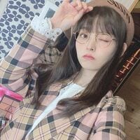 声優・上坂すみれ、ベレー帽＆丸メガネの知的な秋コーデに絶賛の声「文学少女っぽい」「美しいです」