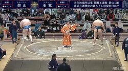 「ちょっと待て！」玉鷲、あわや懸賞もらい損ね 勝ち名乗り受け忘れ行司に呼び止められる珍プレー