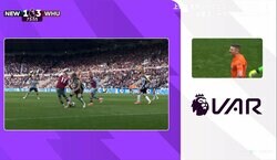 「これでPKはサッカーが終わる」レフェリーがOFRで誤審？ 不回避だった“敵の横入り→足蹴り”の一部始終…「完全に貰い事故」「納得できない」など疑問の声