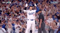 大谷翔平、値千金タイムリーで球場が揺れた！ 青一色の観客席…ド軍ナインが一斉に「ショウヘイ！」指差す圧巻光景