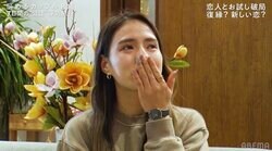 22歳美人ヘアメイク、浮気相手との恋に疲れ涙「私のことは全く頭にない」『隣恋4』#4