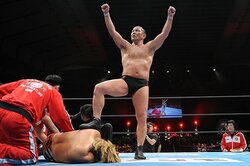 鈴木みのる、盟友・高山善廣に捧ぐ“命がけの戦い”　新日マットを破壊しながらオカダカズチカを狙う