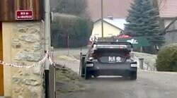 え？当たった！？ 日本人ドライバーの“ミラー吹っ飛ばし走法”がエグい！ 超絶コーナリングの瞬間…狂気の走りに驚愕