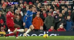 大ブーイングの嵐 「ネイマールかよ！」 “リバプールの敵”疑惑の審判が紙一重のジャッジを下した瞬間　接触はあった？ボックス内での転倒シーン