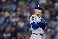 球場騒然！山本由伸が思わずイライラ「どうした」「何してんだよ」投球中にまさかのハプニング発生… ブーイングの嵐