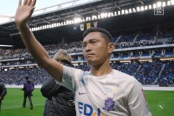 “広島に21年を捧げた男”青山敏弘が“ファンの大合唱”に号泣「本当にありがとう」G大阪サポも拍手を送った感動シーン