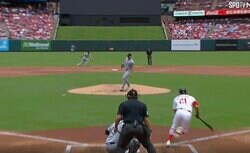 これはトラウマレベル！ ヌートバーの弾丸ライナー“強烈ピッチャー返し”がヤバすぎる　おい、大丈夫かよ… 相手投手に直撃する瞬間「スゴい音したな」「怖すぎる」