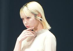 あの、金髪＆シースルーワンピでクールに登場！決めポーズにファン歓喜「かっこええな」