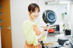 島崎遥香、母直伝の手作り料理を佐野岳に披露「唯一、目分量で作れる料理」『私たち結婚しました3』第4話