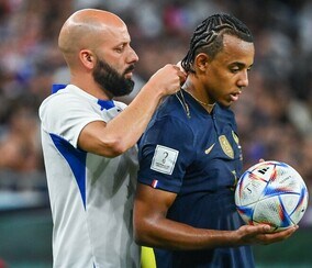 史上初？フランスDFがネックレスを付けたままプレー「なんでピッチに立てたんだよ」「放課後職員室まで取りに行かなきゃ」【W杯】