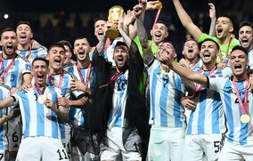 「脱いだほうがいいんちゃう？」本田圭佑、“黒ガウン”メッシのトロフィーリフトに注文！「もう役目は果たした」【W杯】