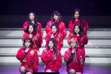 TWICEが東京公演で再び紅白のステージに 大人気TTポーズも披露 | K-POP