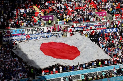 W杯】「あの女性は誰？」 日本戦で祈りを捧げるサポーターに海外注目