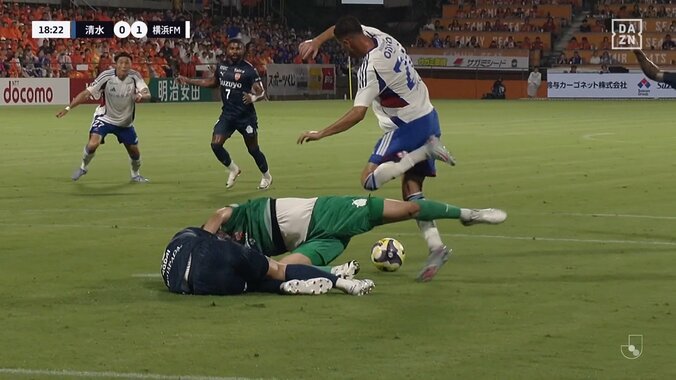 「大丈夫か？」「結構やばい倒れ方」味方同士が危険な衝突→大転倒でスタジアム騒然「ケガだけはやめてくれ」 3枚目