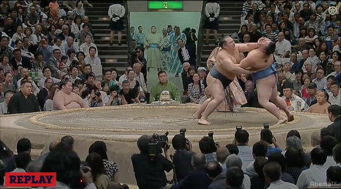 鶴竜が速攻相撲で1敗を守る　横綱・白鵬とともに栃ノ心を追う 1枚目