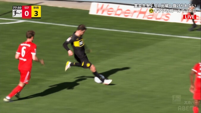 【写真・画像】騒然！ 日本代表FWが“足首ガッツリ”の危険タックル被害→突き飛ばされ味方DFが激昂「何するんだ」「手を出すな」「町野のために怒ってくれてる」ファンも激怒　1枚目