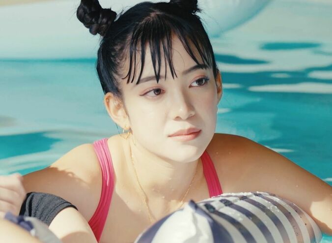 【写真・画像】メガネ女子の際どい水着にドキドキ…低身長モデルのエロかわビキニ姿にスタジオ大興奮「ああなる？！」　2枚目