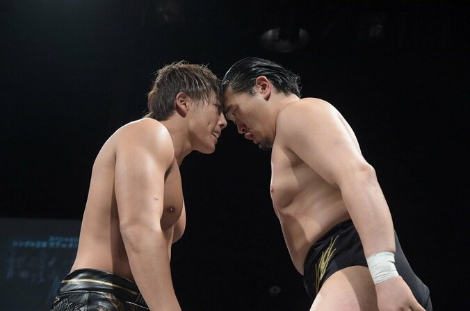 これがDDTプロレスの進行形　場外乱闘、放送席に叩き落とし…「マジ卍」メインで竹下幸之介vs.樋口和貞が大激闘 2枚目