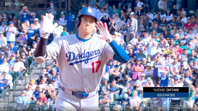 【写真・画像】大谷翔平が「新たな歴史の1ページ」実況が伝えた55号 イチロー氏「51番」の下に飛び込んだ劇的アーチ…敵地“異例”の総立ちで歓声やまず　1枚目