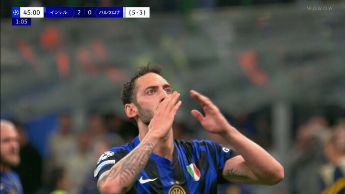 嘘だろ！超強烈PKが中継カメラを直撃！あり得ないゴール映像に「完全にぶっ壊した」「吹き飛んでるやん」SNS騒然 2枚目