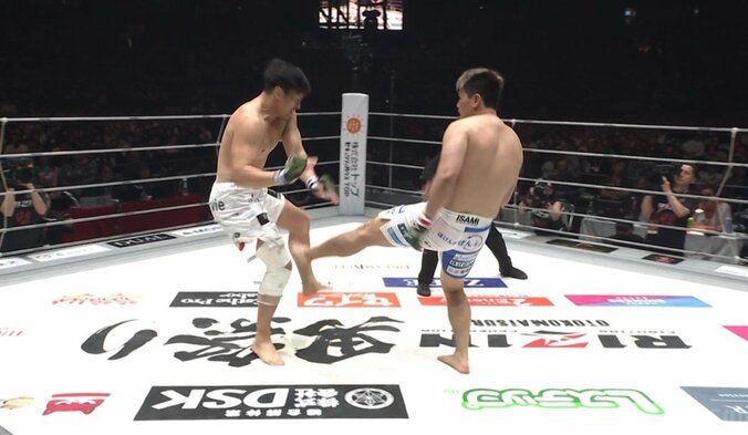 強烈な左のロー