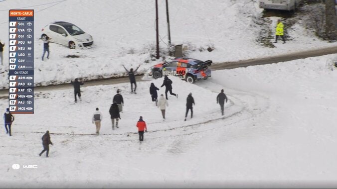 動け動け！世界最速ラリーカー、雪の斜面へ転落も“人力で”救出 「最高だ」「よくやった」粋な脱出劇にネットで称賛 4枚目