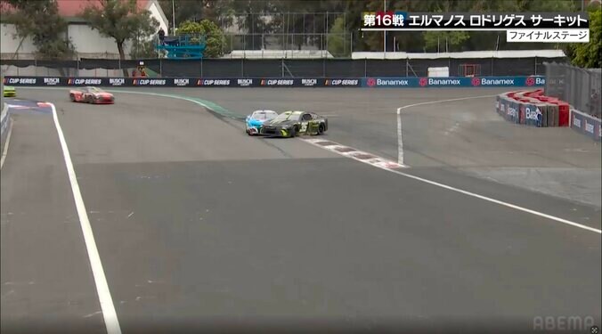 35号車の黒いマシンが後続車に接触されてしまう