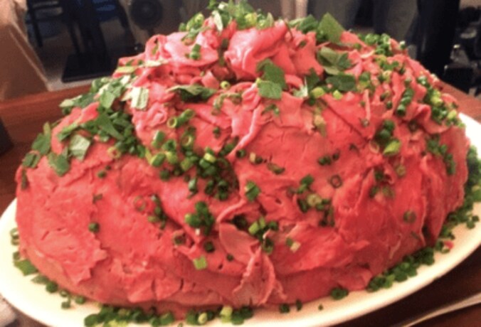 ギャル曽根『有吉ゼミ』で挑戦　デカ盛り4kgのピザ＆ローストビーフ丼のド迫力写真公開 1枚目