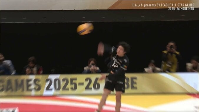 バレーボール、前代未聞の変則シフトで“珍光景” 人気選手のサーブでまさかの結末 3枚目