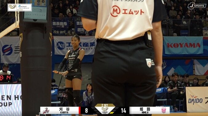 視線に耐え切れずもじもじ笑顔