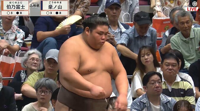 立ち合い直前で“奇声”、伯乃富士が“待った”でほっこり珍光景「あれ、おっちの肩に…」一体、何が？ 5枚目