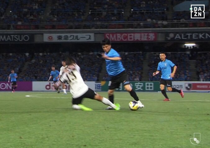 高速ダブルタッチでかわす大島僚太