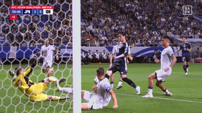 「なんじゃそりゃ」「自信満々だな」鎌田大地に海外ファン絶句！「日本の王子だ」４人翻弄の“衝撃ゴール”をクリスタル・パレス公式が紹介 5枚目