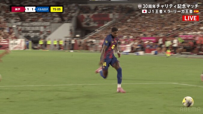「速すぎん！？」バルサ新加入ラッシュフォードが“異次元の急加速スプリント”「伸びるなー」「すごっ」神戸DFに後方から追いついた瞬間に驚愕の声 2枚目
