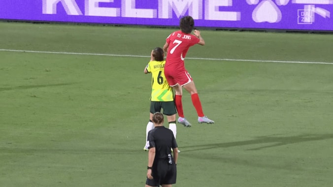 「顔に酷い打撃」北朝鮮女子MFが肘打ち→豪州女子MFは目の上から流血「偶発的だったが…」現地メディア騒然【女子アジアカップ】 3枚目